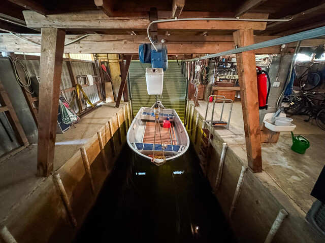 DIREKT AM WASSER: TRAUMHAFTES BOOTSHAUS IN SONNIGER LAGE