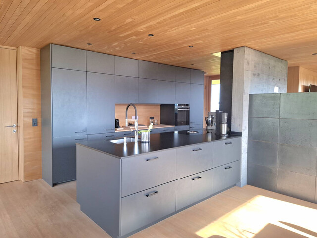 Freistehendes Holzhaus mit Aussicht über den Bregenzerwald