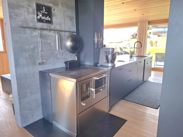 Freistehendes Holzhaus mit Aussicht über den Bregenzerwald