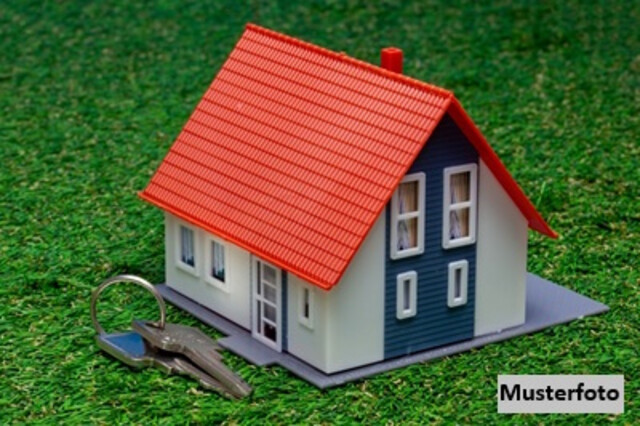 Grundstück mit Baumbestand und Holzschuppen