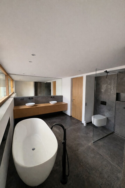 Provisionsfrei: 🏡🌟 Exklusive 2-stöckige Gartenwohnung – EG & UG mit privatem Lift, Pool, Garten & Terrassen