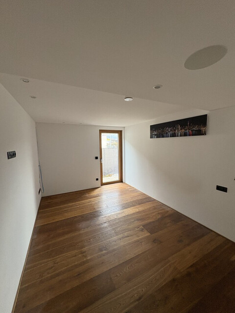 Provisionsfrei: 🏡🌟 Exklusive 2-stöckige Gartenwohnung – EG & UG mit privatem Lift, Pool, Garten & Terrassen