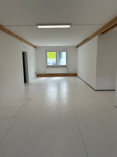 Helle Geschäftsräumlichkeit im 1. OG in zentraler Lage zu vermieten