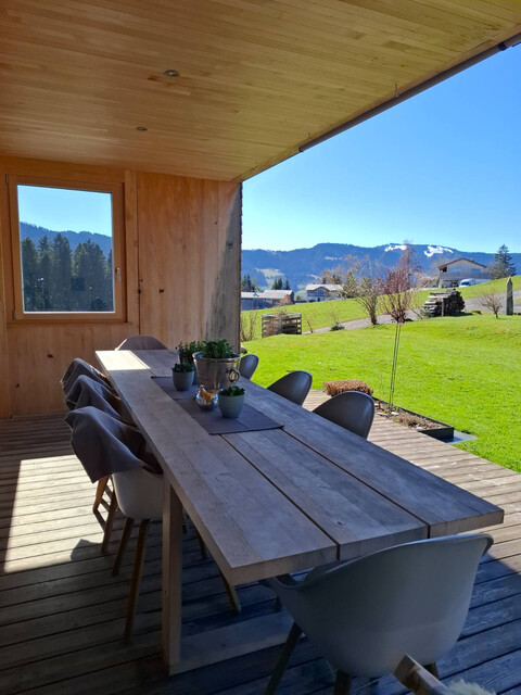 Freistehendes Holzhaus mit Aussicht über den Bregenzerwald