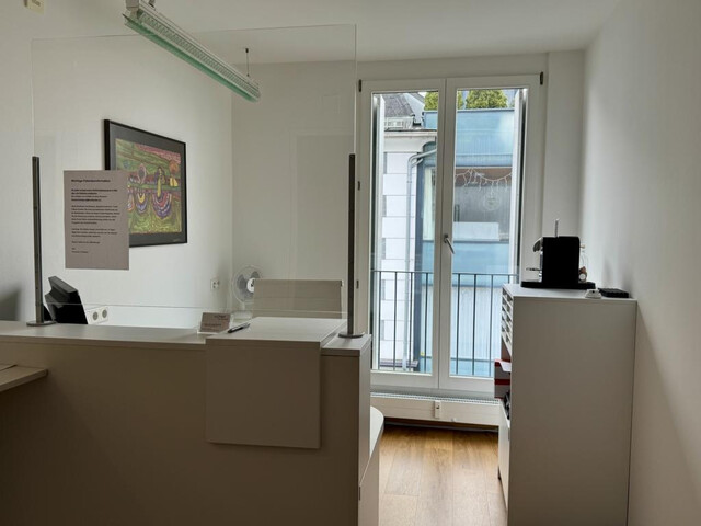 Zentrale Praxis-Bürofläche mit Tiefgaragenplatz