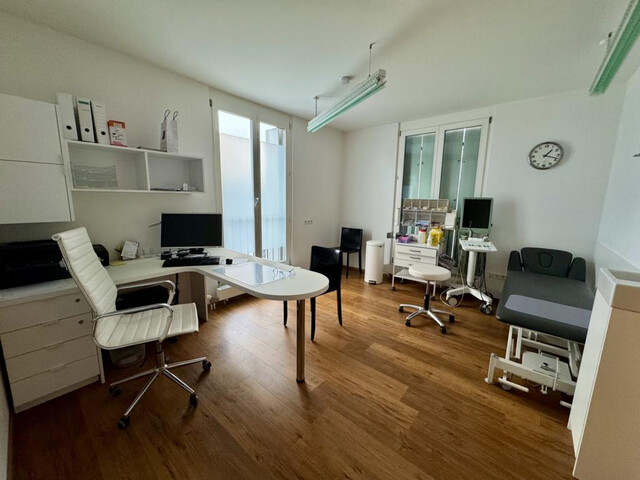 Zentrale Praxis-Bürofläche mit Tiefgaragenplatz