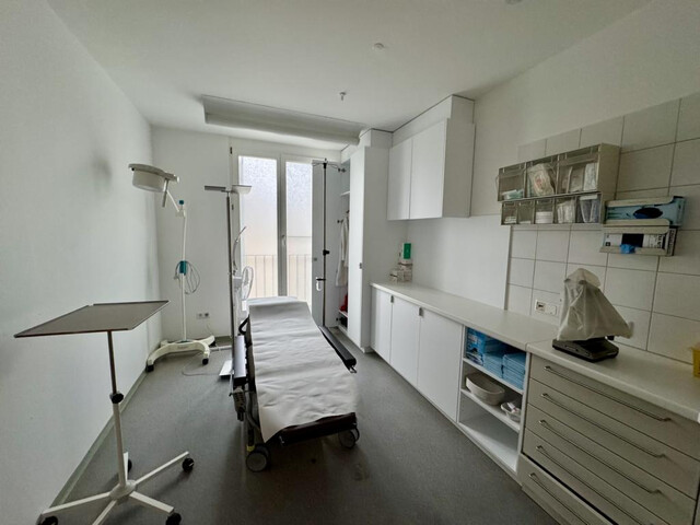 Zentrale Praxis-Bürofläche mit Tiefgaragenplatz