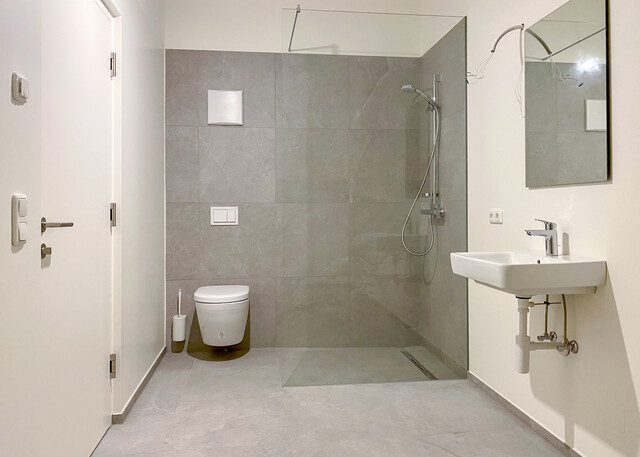 Moderne Dachgeschosswohnung mit Terrasse & Garage in Neubau!