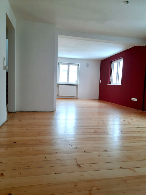 Geräumiges Haus mit Atelier/ Büro/Physio ,  5 Parkplätze, Terrasse, Garten, Abstellraum, Keller und Dachboden