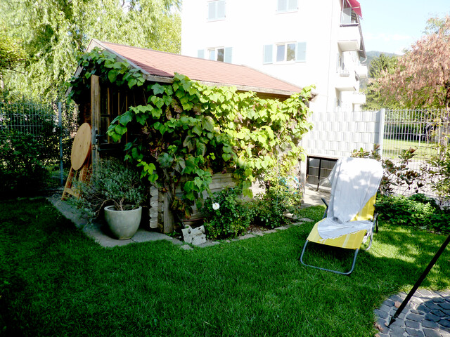 Geräumiges Haus mit Atelier/ Büro/Physio ,  5 Parkplätze, Terrasse, Garten, Abstellraum, Keller und Dachboden