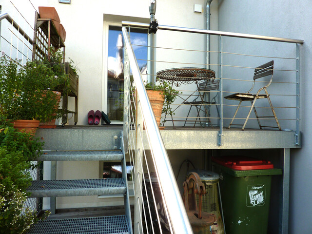 Geräumiges Haus mit Atelier/ Büro/Physio ,  5 Parkplätze, Terrasse, Garten, Abstellraum, Keller und Dachboden