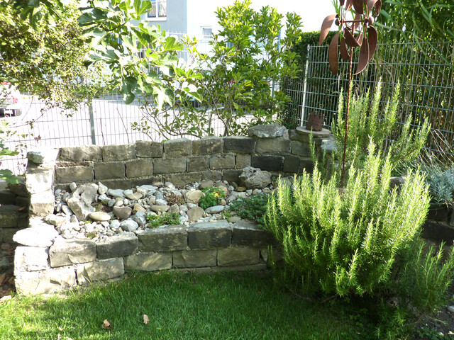 Geräumiges Haus mit Atelier/ Büro/Physio ,  5 Parkplätze, Terrasse, Garten, Abstellraum, Keller und Dachboden
