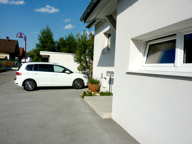 Geräumiges Haus mit Atelier/ Büro/Physio ,  5 Parkplätze, Terrasse, Garten, Abstellraum, Keller und Dachboden