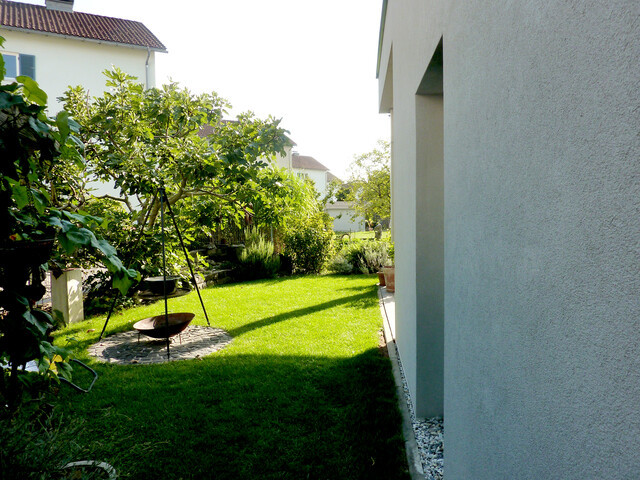 Geräumiges Haus mit Atelier/ Büro/Physio ,  5 Parkplätze, Terrasse, Garten, Abstellraum, Keller und Dachboden