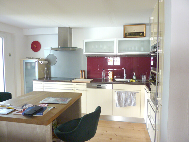 Geräumiges Haus mit Atelier/ Büro/Physio ,  5 Parkplätze, Terrasse, Garten, Abstellraum, Keller und Dachboden