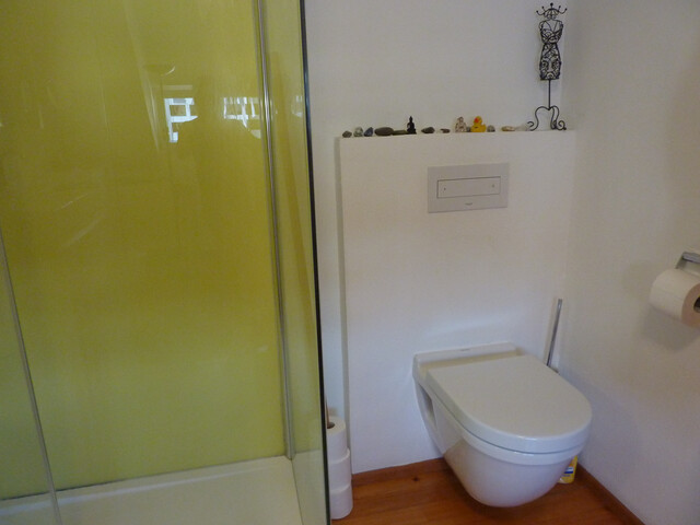 Geräumiges Haus mit Atelier/ Büro/Physio ,  5 Parkplätze, Terrasse, Garten, Abstellraum, Keller und Dachboden