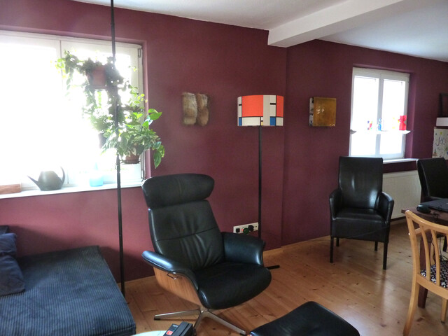 Geräumiges Haus mit Atelier/ Büro/Physio ,  5 Parkplätze, Terrasse, Garten, Abstellraum, Keller und Dachboden