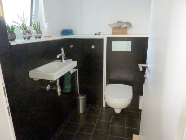 Geräumiges Haus mit Atelier/ Büro/Physio ,  5 Parkplätze, Terrasse, Garten, Abstellraum, Keller und Dachboden