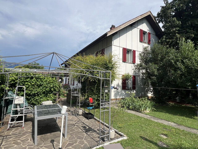 MEHRFAMILIENHAUS MIT VIEL GARTEN IN TOPLAGE