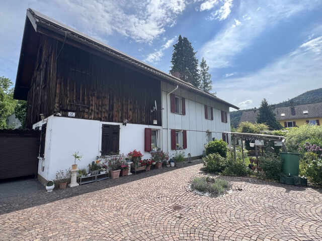 MEHRFAMILIENHAUS MIT VIEL GARTEN IN TOPLAGE