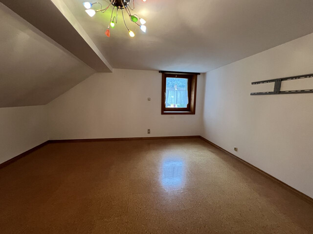 MEHRFAMILIENHAUS MIT VIEL GARTEN IN TOPLAGE