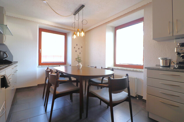 Behagliche 2,5 Zimmer Wohnung mit eigenem Gartenanteil und 2 Parkplätzen