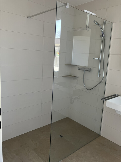 Neubau Gartenwohnung mit Terrasse, Garten, 2 Garagen in Toplage!