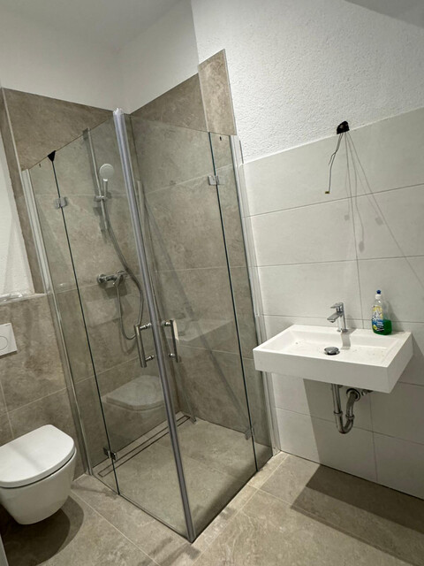 Neu sanierte, geräumige und barrierefreie 3,5 Zimmer Wohnung im 1. OG mitten in Bluden