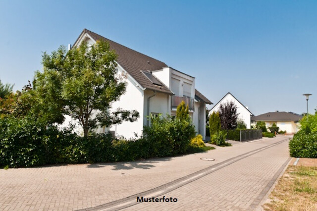 Charmantes Zweifamilienhaus mit Terrassen und Garage in ruhiger Lage