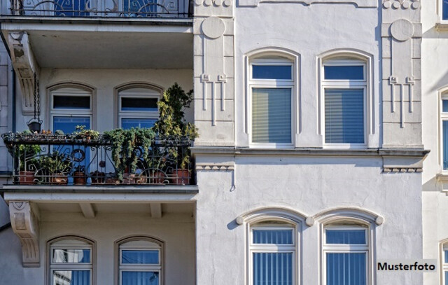 Mehrfamilienhaus mit 3 Wohnungen, Terrasse und Doppelgarage