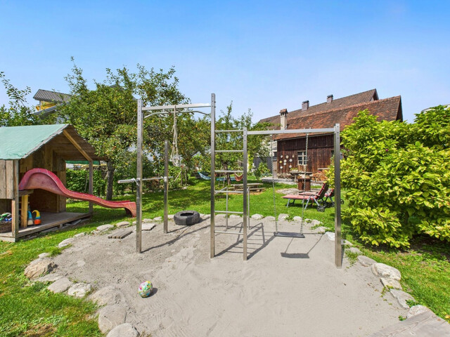 Rheintalhaus mit Charakter: Einfamilienhaus mit Einliegerwohnung und großem Garten in Sulz