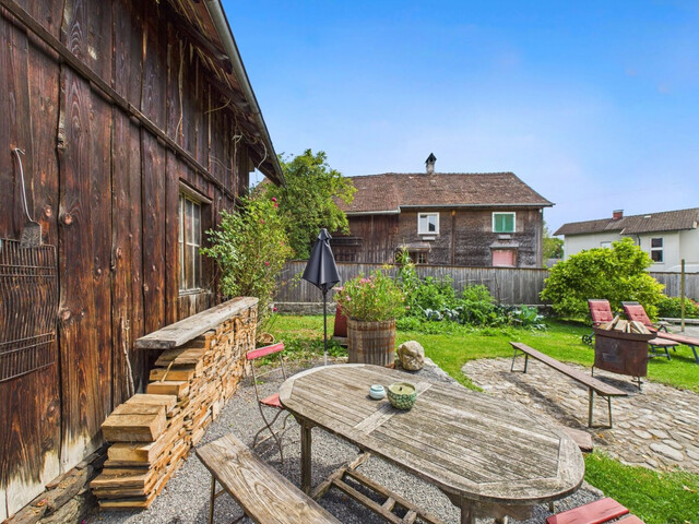 Rheintalhaus mit Charakter: Einfamilienhaus mit Einliegerwohnung und großem Garten in Sulz