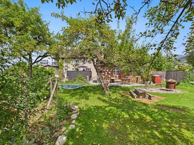 Rheintalhaus mit Charakter: Einfamilienhaus mit Einliegerwohnung und großem Garten in Sulz