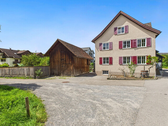 Rheintalhaus mit Charakter: Einfamilienhaus mit Einliegerwohnung und großem Garten in Sulz
