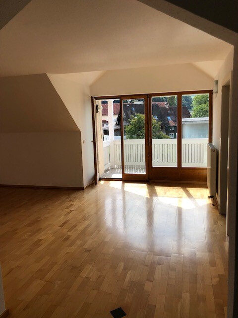Gemütliche Dachgeschosswohnung mit Balkon, Gartennutzung und Garage