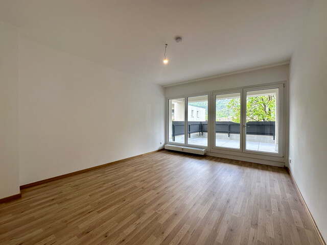 "ohne Provision" neu renovierte 2,5 Zimmer Zimmer Wohnung mit großer Terrasse