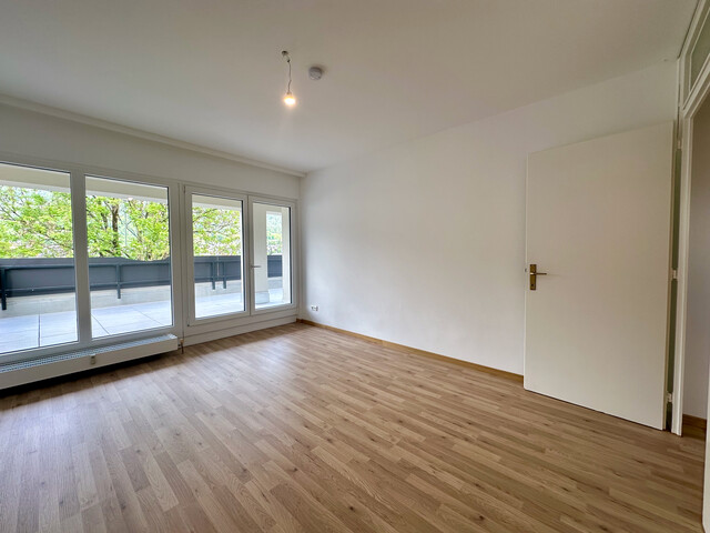 "ohne Provision" neu renovierte 2,5 Zimmer Zimmer Wohnung mit großer Terrasse