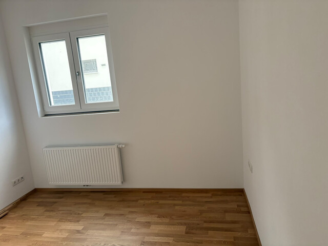 DREIZIMMERGARTENWOHNUNG mit Garage, 4 Stellplätzen, 16 m² Terrasse, 120 m² Garten und Abstellraum