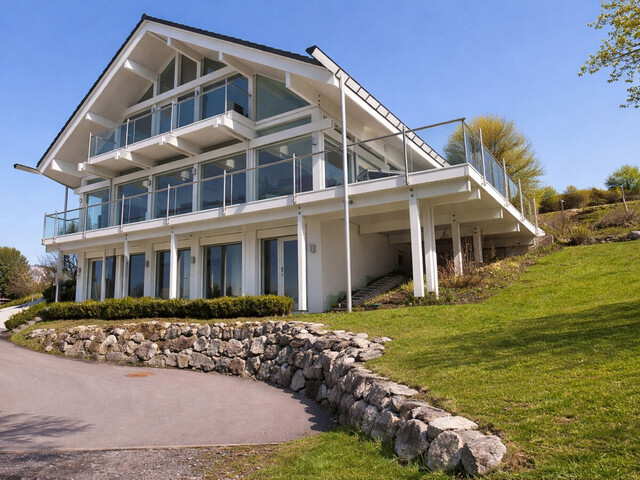 Edles Ferienhaus über dem Rheintal