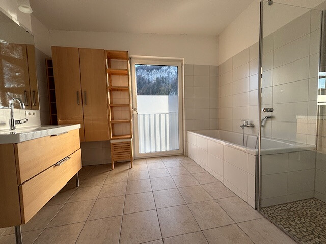 Neuwertiges familienfreundliches Einfamilienhaus in der Kummenbergregion mit Doppelgarage