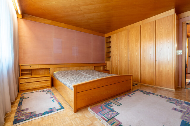 Wohn- und Geschäftshaus mit Parkplätzen