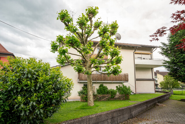 Wohn- und Geschäftshaus mit Parkplätzen