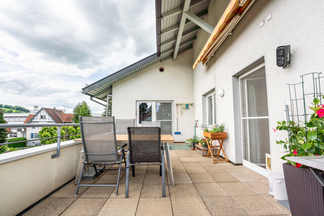 Wohn- und Geschäftshaus mit Parkplätzen