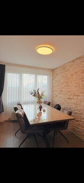 Renoviertes Dachgeschoss Wohnung mit Natursteinwände und Retrostilem Laminatboden, große Panoramaterasse mit atemberaubendem Bergaussicht. 