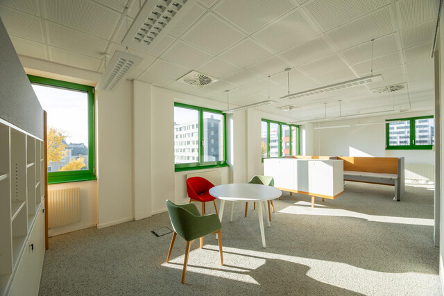 Große Bürofläche mit flexibler Raumaufteilung - PKW-Stellplätze möglich