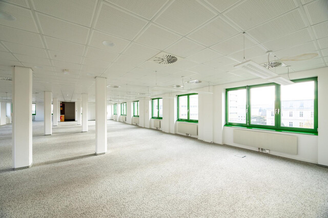 Große Bürofläche mit flexibler Raumaufteilung - PKW-Stellplätze möglich