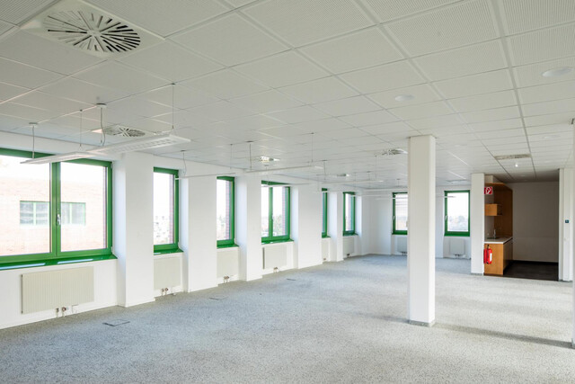 Große Bürofläche mit flexibler Raumaufteilung - PKW-Stellplätze möglich