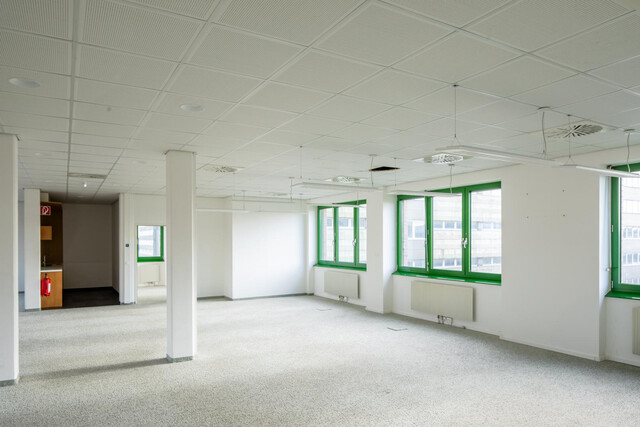 Große Bürofläche mit flexibler Raumaufteilung - PKW-Stellplätze möglich