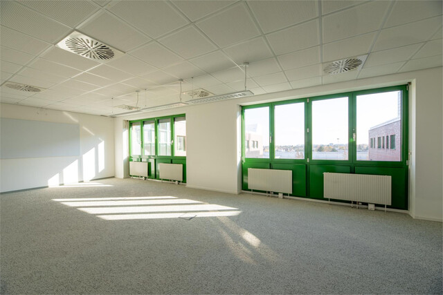 Große Bürofläche mit flexibler Raumaufteilung - PKW-Stellplätze möglich