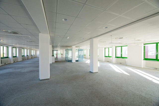 Große Bürofläche mit flexibler Raumaufteilung - PKW-Stellplätze möglich